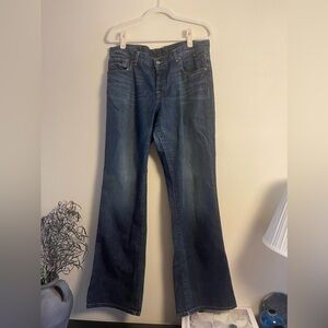 Lucky brand jeans with a five button closure. Size 14/32.
